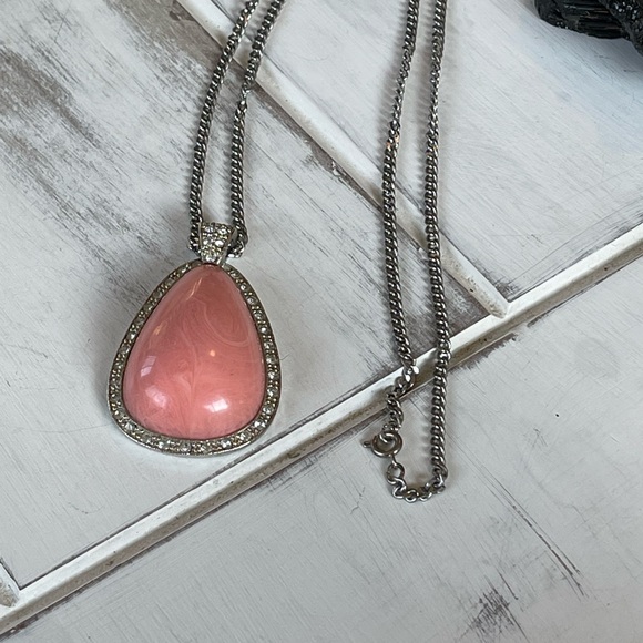 Vtg. Signed Avon Large Teardrop Shape Pendant Necklace - Picture 2 of 5